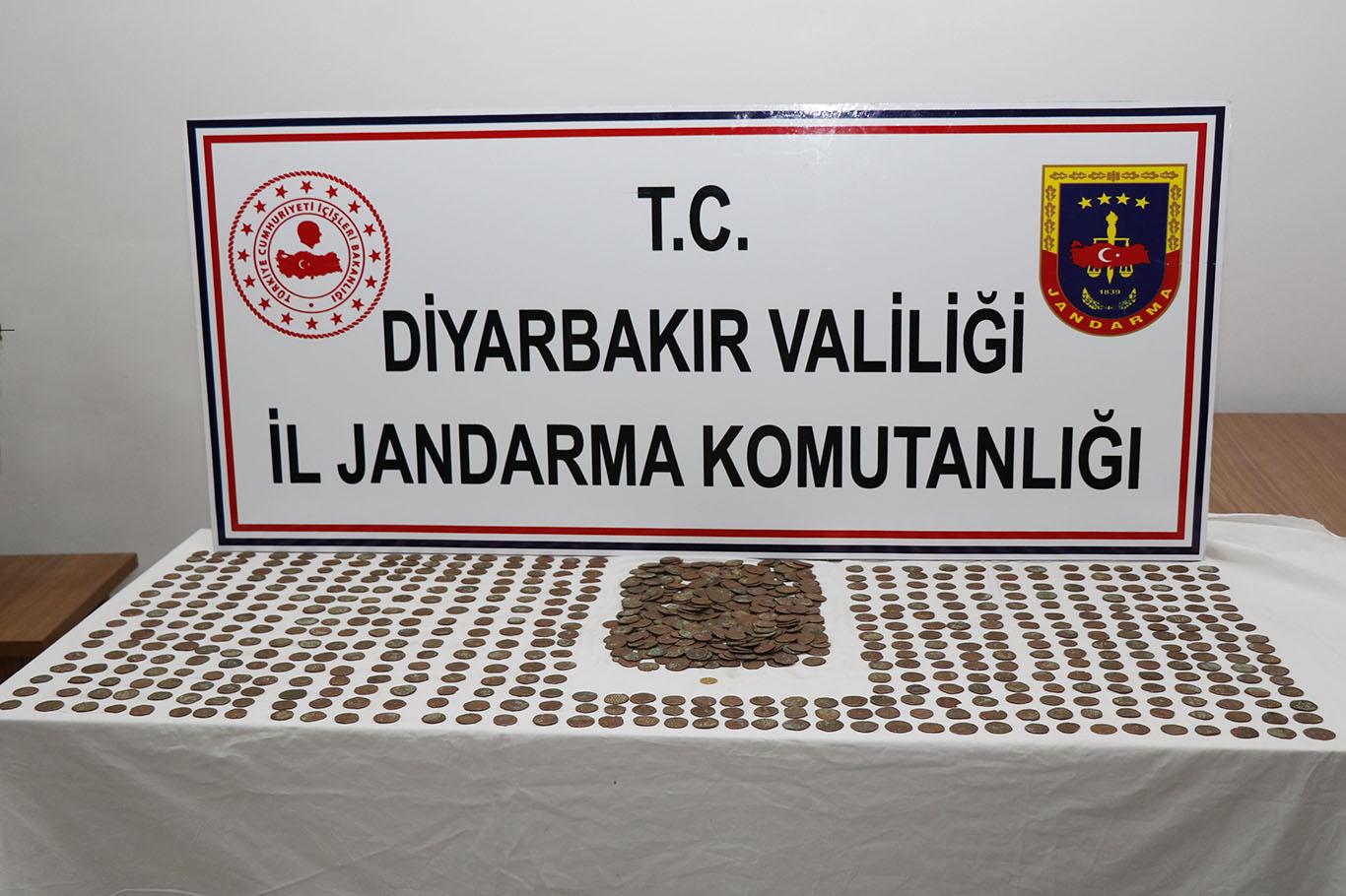 Eski dönemlere ait altın ve sikkeler ele geçirildi Eski dönemlere ait altın ve sikkeler ele geçirildi